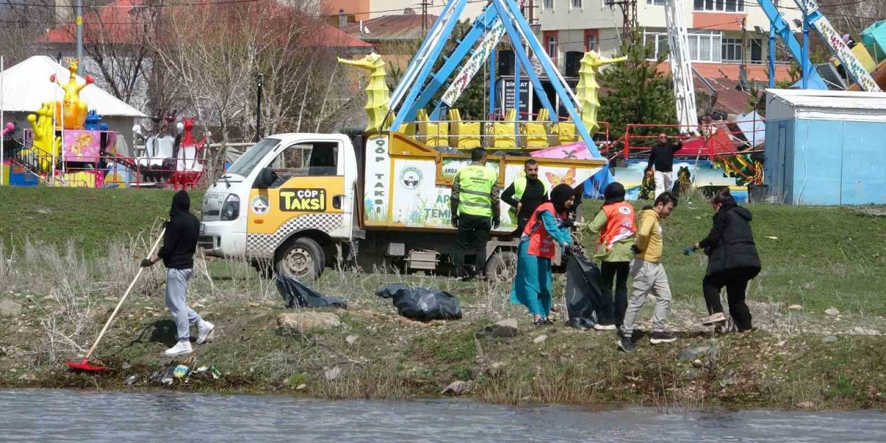 Üniversite öğrencileri, Kura Nehri çevresinde çöp topladı