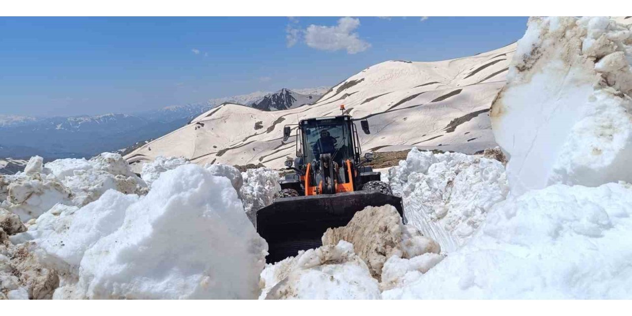Hakkari’de yaz günü karla mücadele devam ediyor