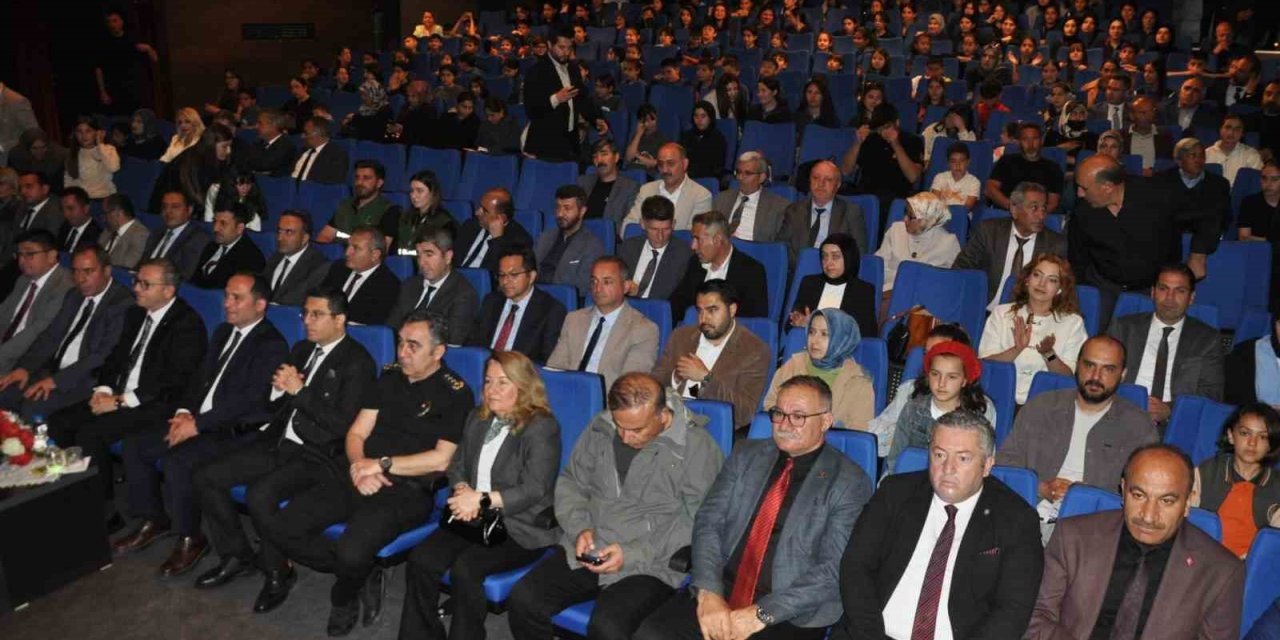 Kars’ta kitap seferberliği: 98 bin kitap okundu, en çok okuyan öğrenci ve veliler ödüllendirildi