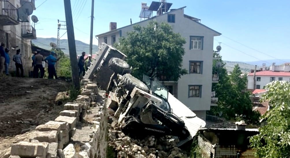 Çemişgezek’te iş makinesi devrildi