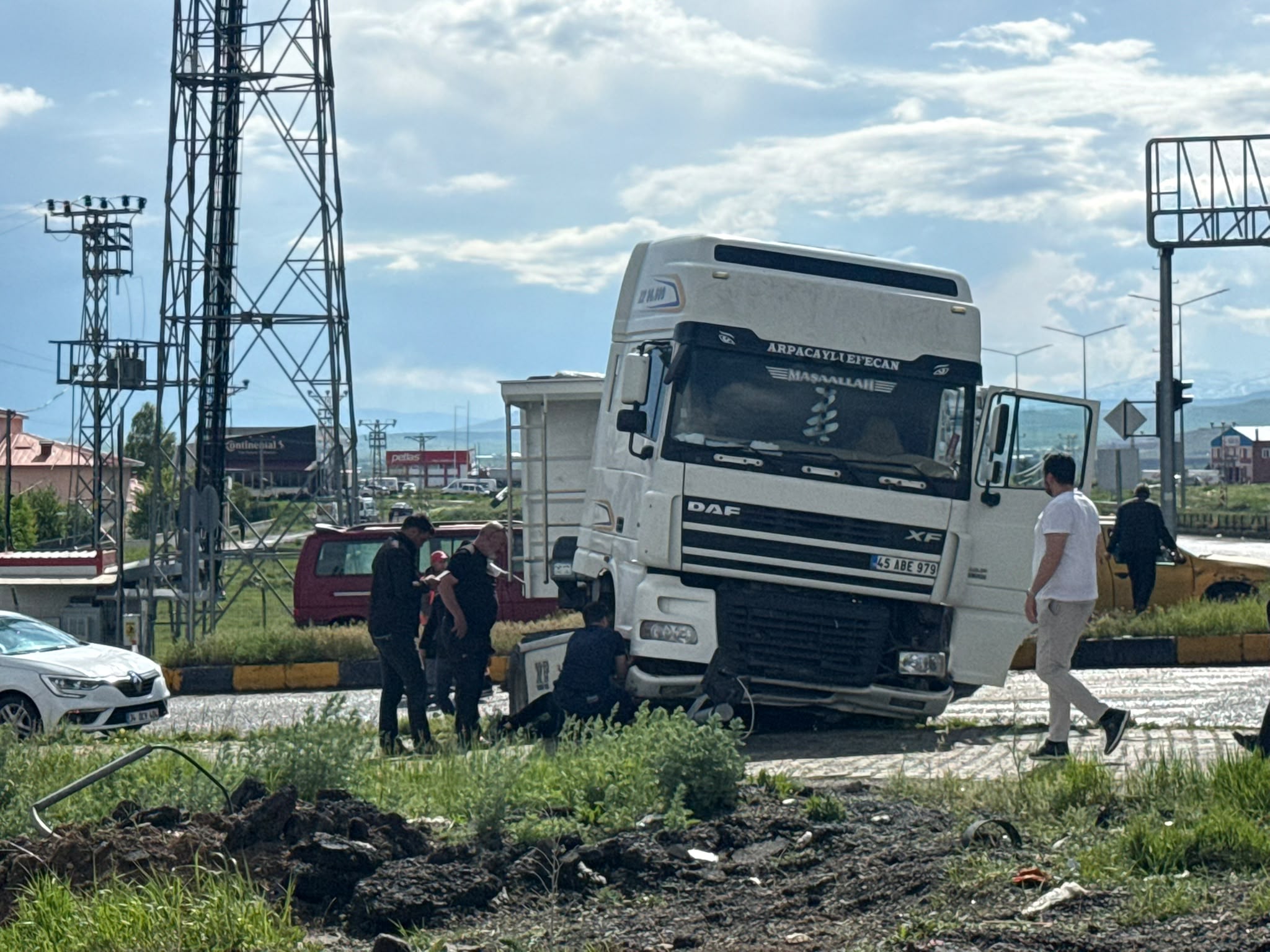 Kontrolden Çıkan Tır Trafik Lambasına Çarptı
