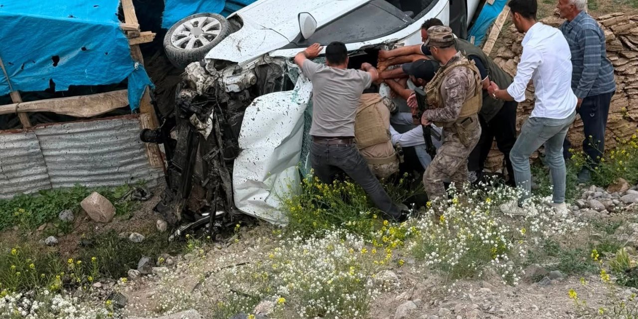 Tuzluca-Iğdır karayolunda otomobil şarampole devrildi: 2 yaralı