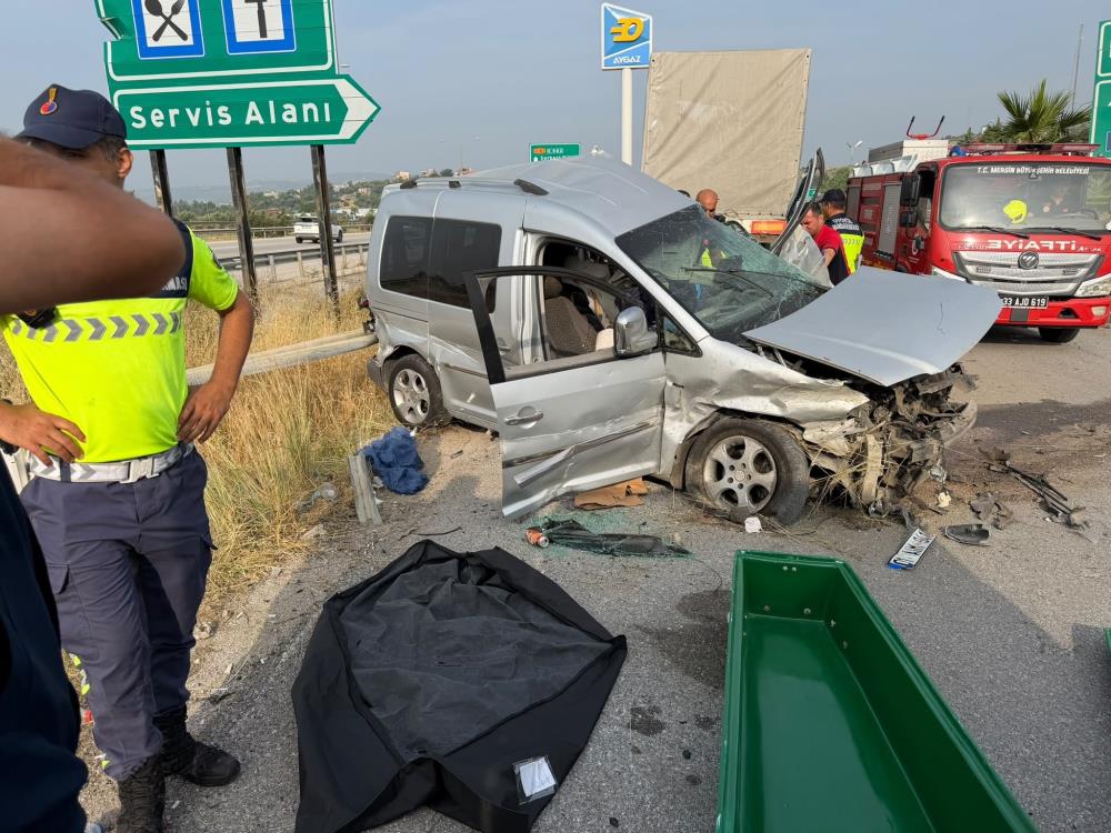 Tarsus’ta Feci Kaza: Tıra Çarpan Otomobilde 1 Ölü, 4 Yaralı