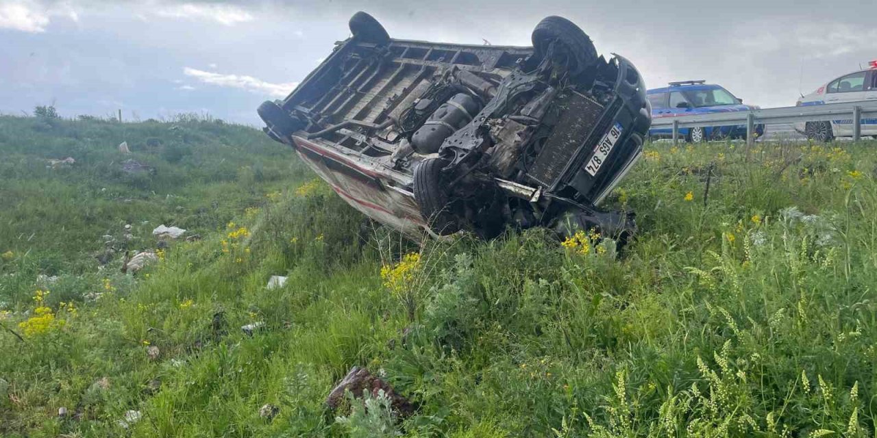 Kars’ta ticari araç şarampole devrildi: 1 yaralı