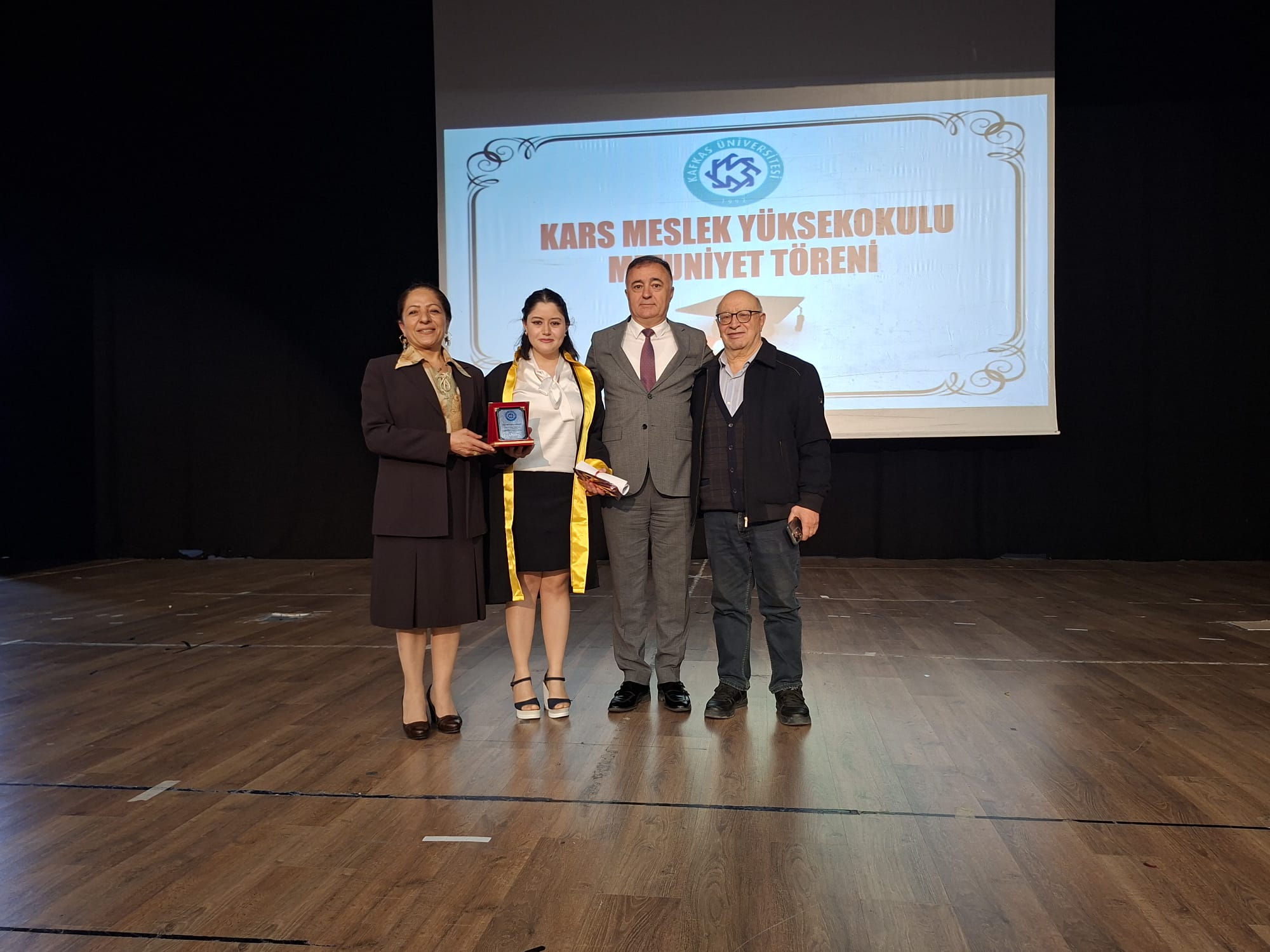 Kafkas Üniversitesi’nde Mezuniyet Gururu: Kep Atan Gençler Davul Zurnayla Kutladı