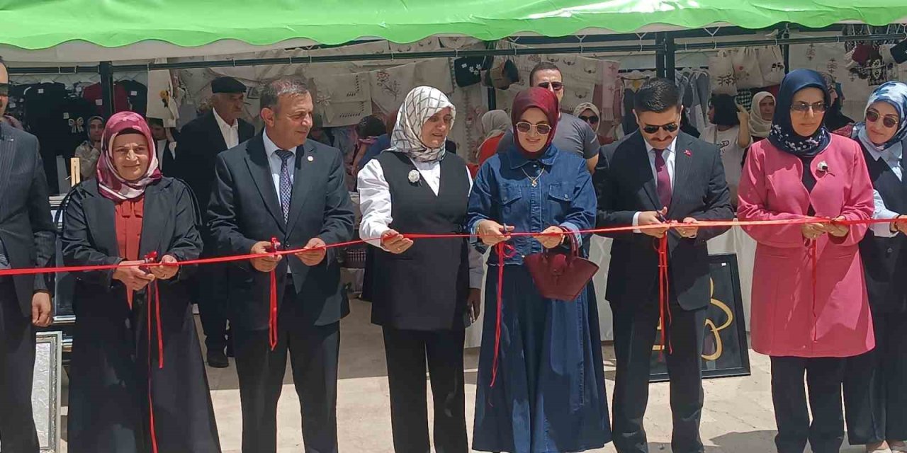 Özalp Halk Eğitim Merkezi Müdürlüğünün yılsonu sergisi yoğun ilgi gördü