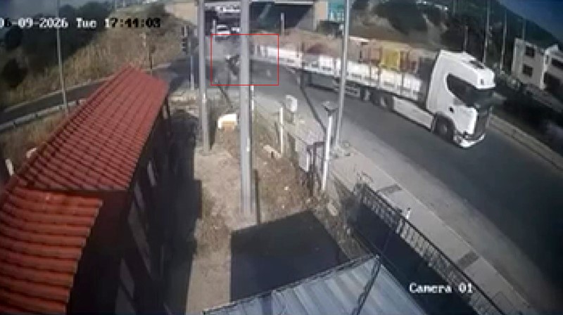 İzmir'de feci kaza: Tıra adeta ok gibi saplandı