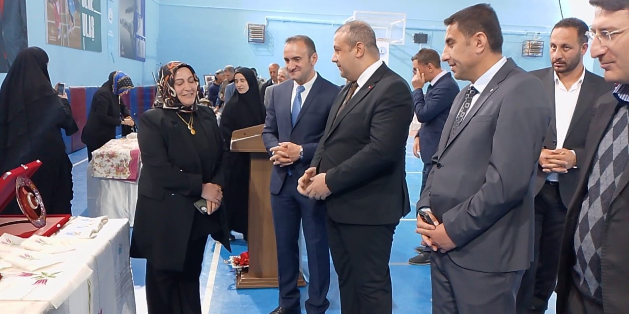 Çat’ta Halk Eğitim Merkezi yıl sonu sergisine büyük ilgi