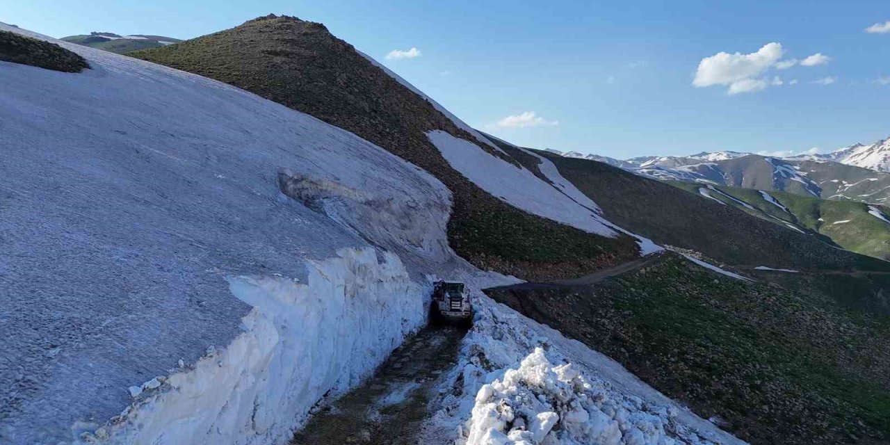 Hakkari’de 5 metreyi bulan karda yayla yolları açılıyor