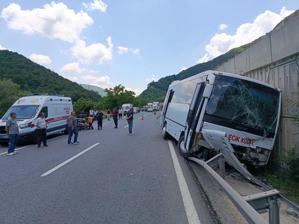 Minibüs tıra arkadan çarptı, 6 kişi yaralandı