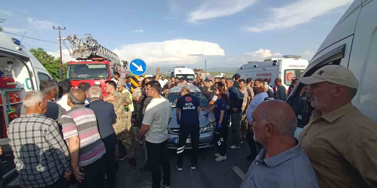 Muradiye’de otomobil ile minibüs çarpıştı: 5 yaralı