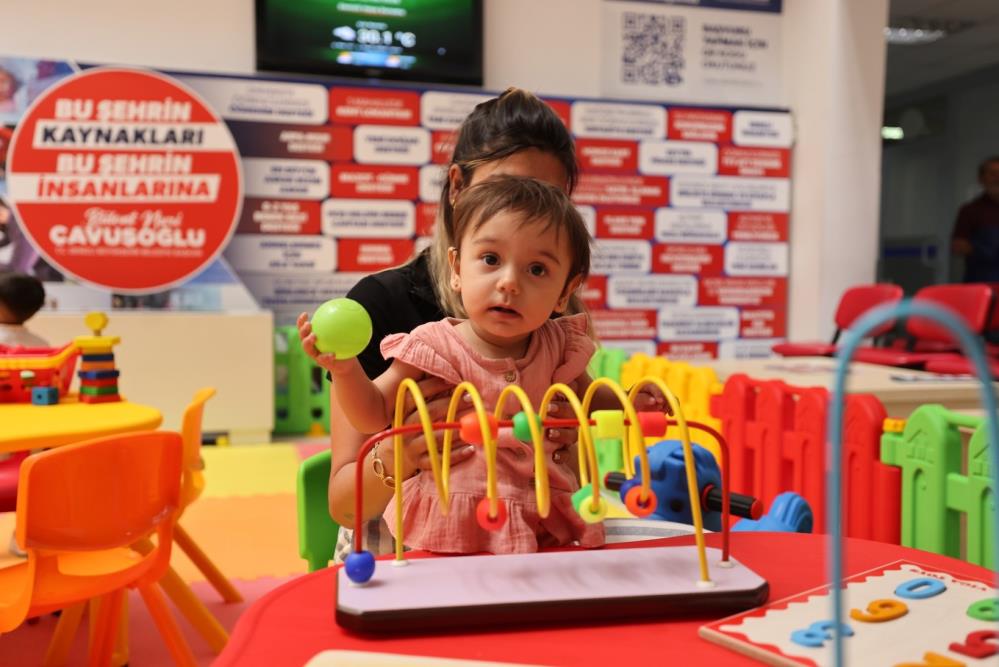 Belediyenin kapısından giren çocuklar artık oyunla karşılanıyor