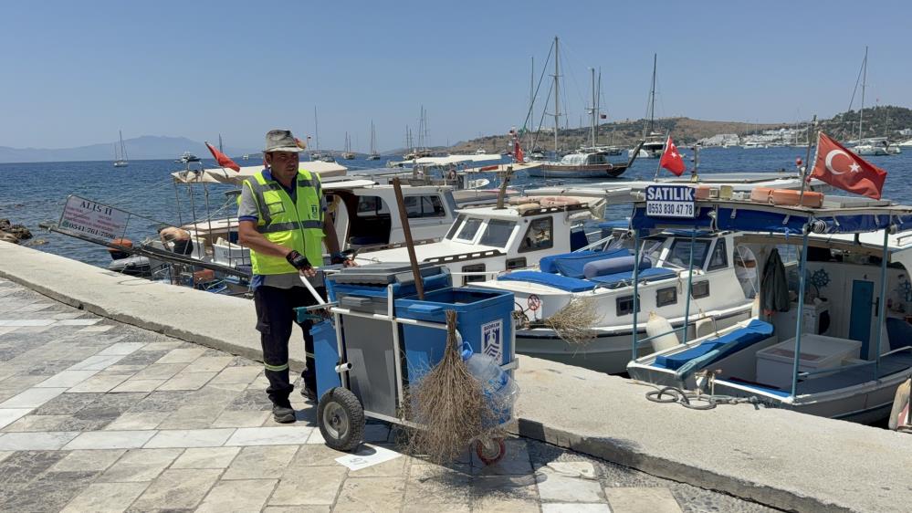 Bodrum sokaklarını müzikle temizliyor