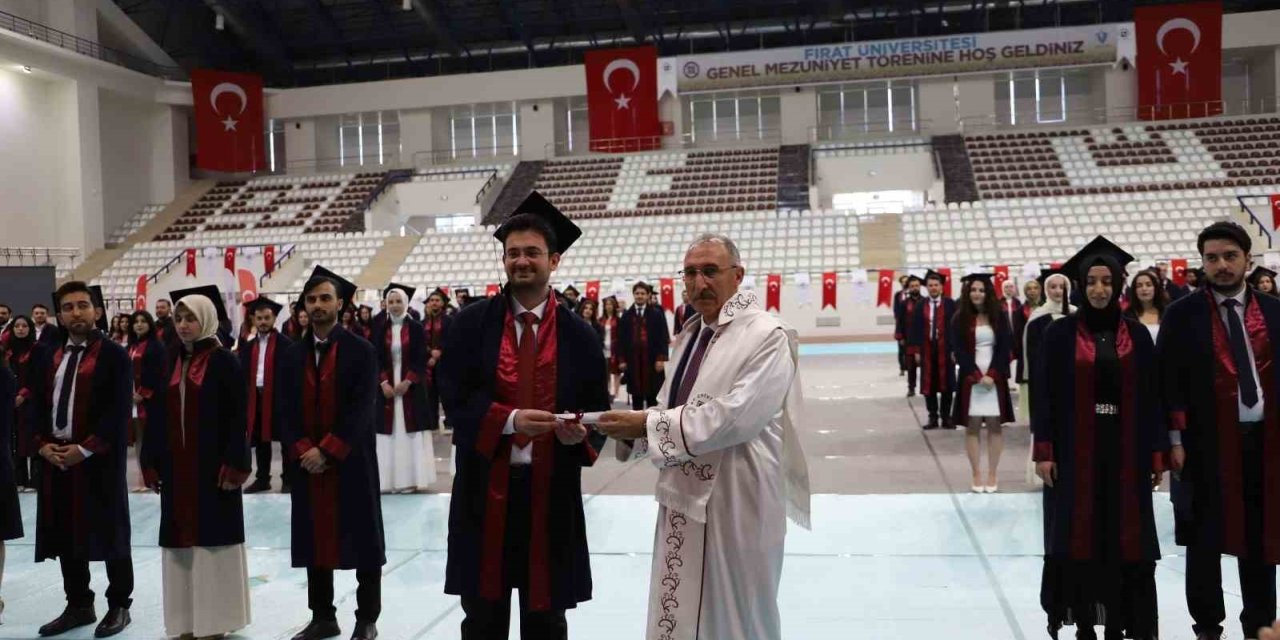 Fırat Üniversitesi Tıp Fakültesi 38. dönem mezunlarını uğurladı