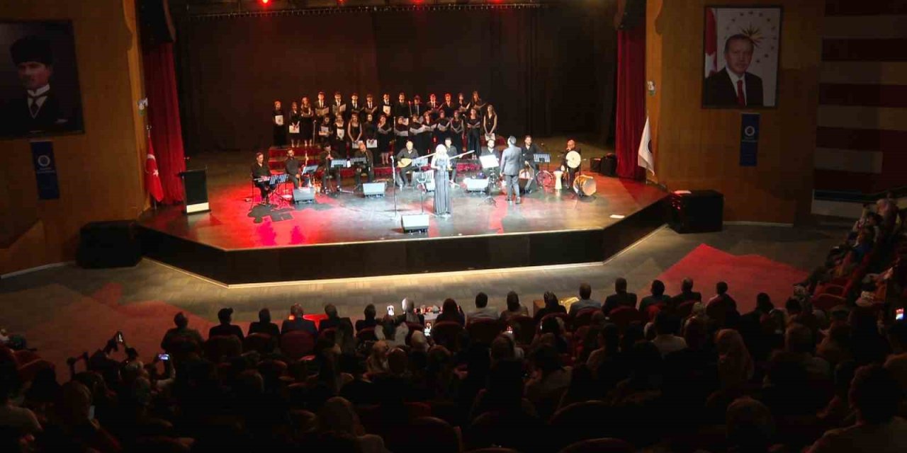 TRT Erzurum Radyosu Gençlik Korosu’ndan muhteşem yıl sonu konseri