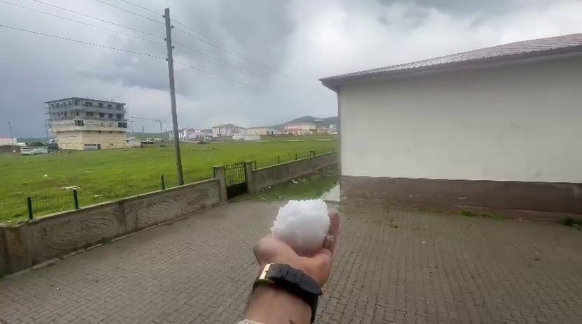 Karayazı’da ceviz büyüklüğündeki dolu şaşırttı
