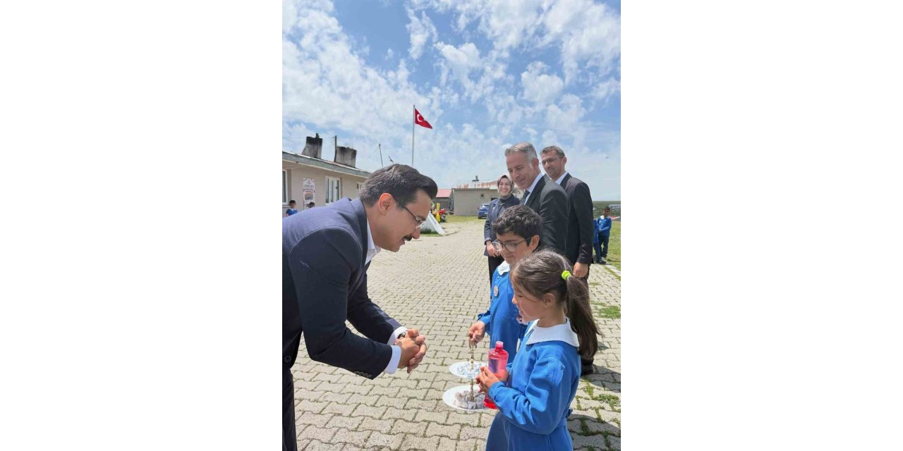 Akyaka Kaymakamı İsmail Demirtaş’tan köy okullarına yakın ilgi