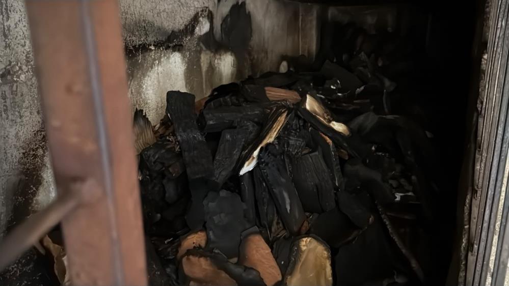 Bina girişindeki odunluk alev aldı