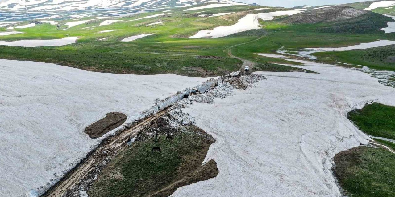 Van’da haziranda 3 metreyi bulan karda yol açma çalışması