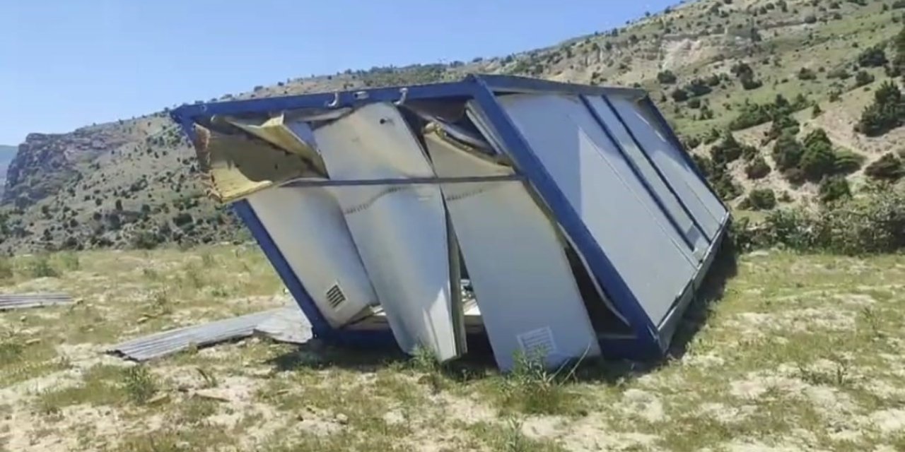 Şiddetli rüzgar konteyneri 100 metre sürükledi