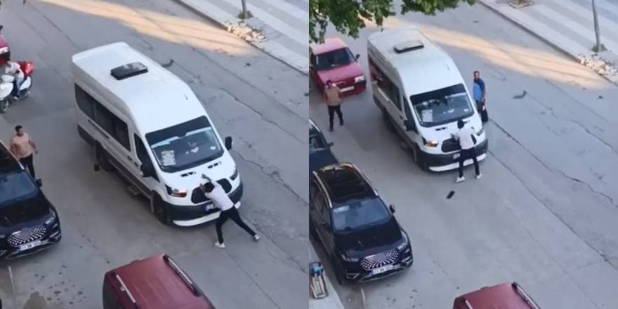 Önünü kestiği yolcu minibüsünü yumrukladı