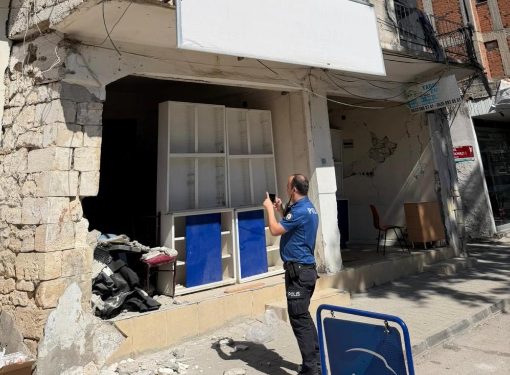 Adıyaman'da tehlike saçan metruk bina vatandaşları korkutuyor
