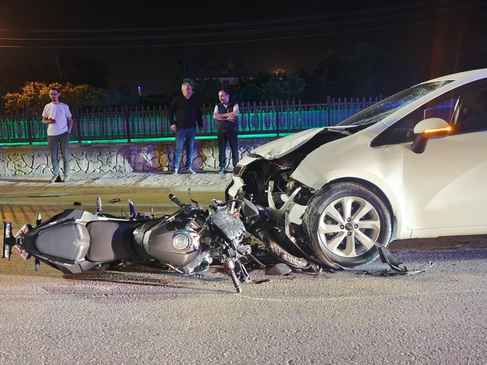 Otomobil ile kafa kafaya çarpışan motosiklet sürücüsü yaralandı