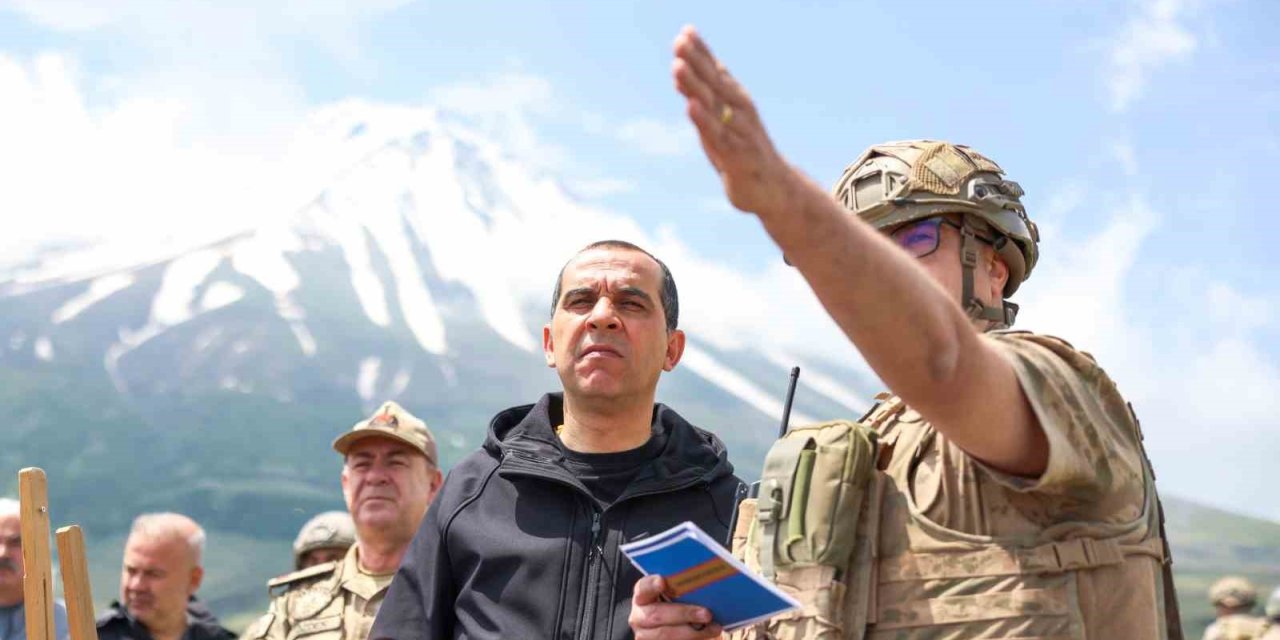 Iğdır Valisi Taşolar, sınır hattındaki karakol ve üs bölgelerini ziyaret etti