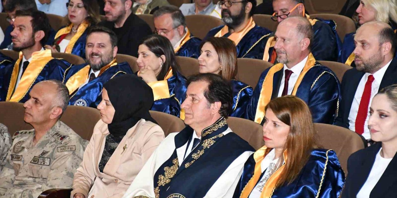 Ardahan Üniversitesinde mezuniyet vtijama