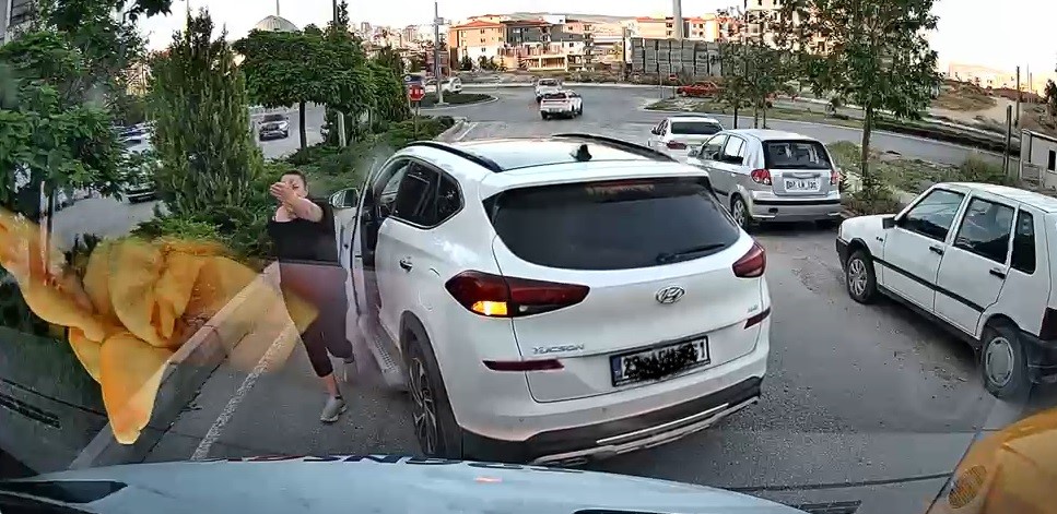 Trafikte yol kesip tepki gösteren sürücü kamerada