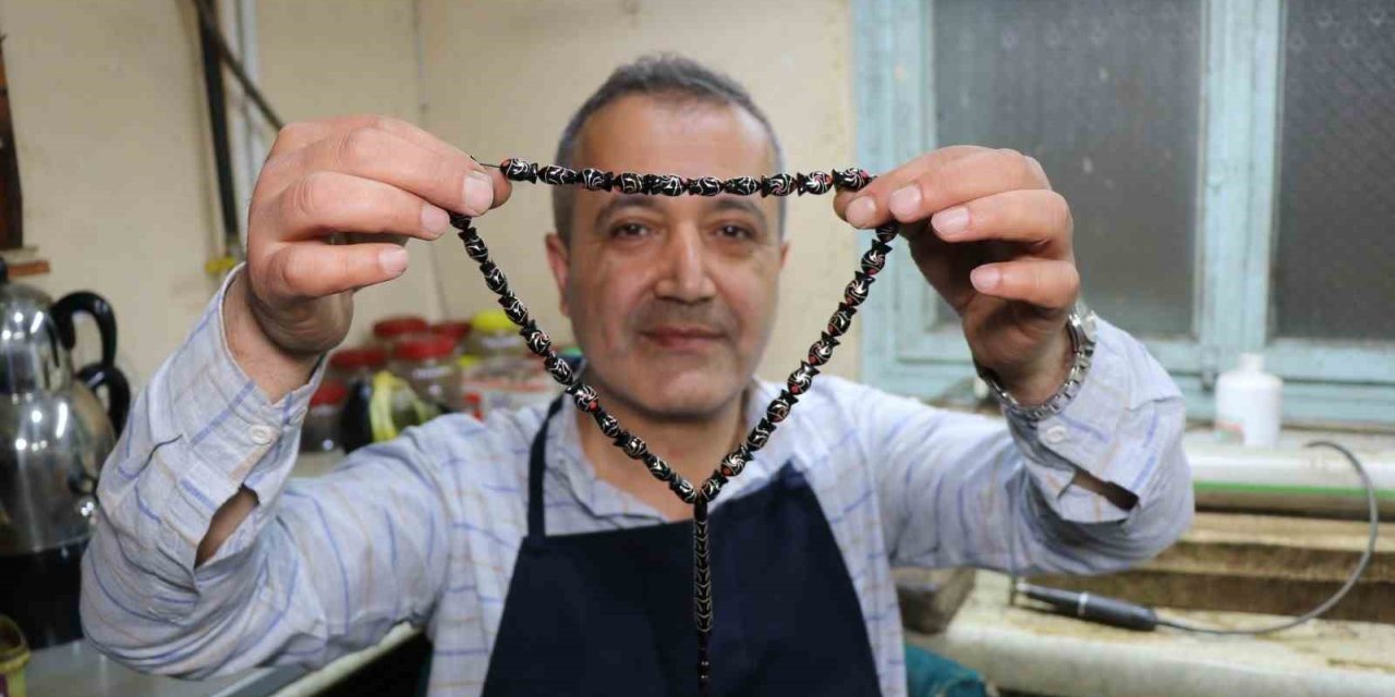 Ustasından Türkiye’de bir ilk: Balık taneli Oltu taşı tespihi yaptı