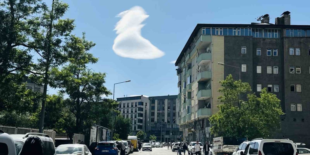 Yüksekova semalarında nadir görülen doğa olayı: "UFO" benzetmesi yapılan bulutlar hayran bıraktı