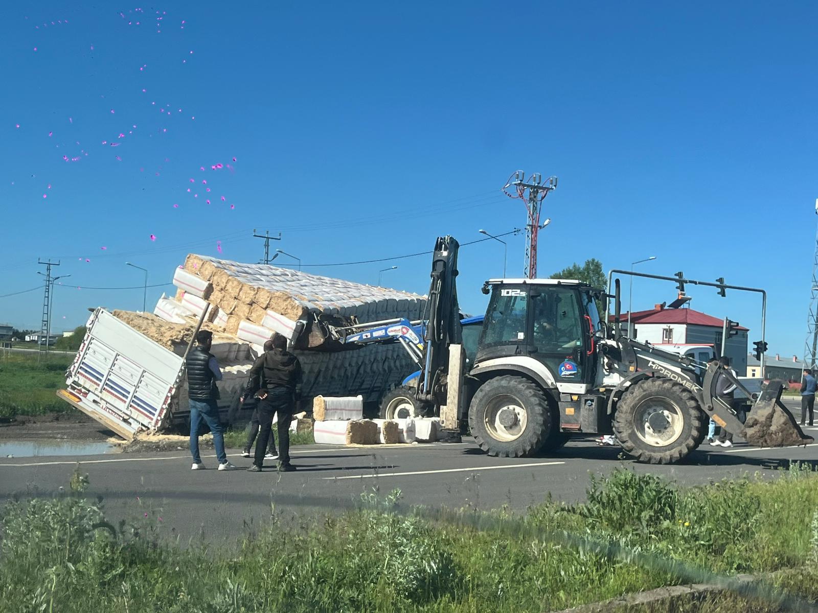 Kars’ta Saman Yüklü Tır Kavşakta Yan Yattı: Facia Ucuz Atlatıldı