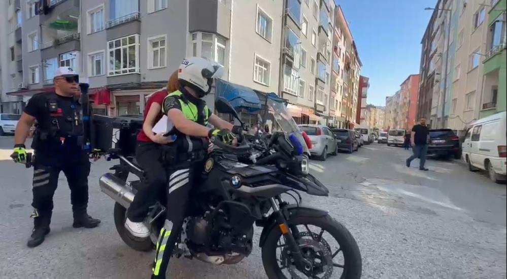 Kimliğini evde unutan öğrenciyi polis sınava yetiştirdi