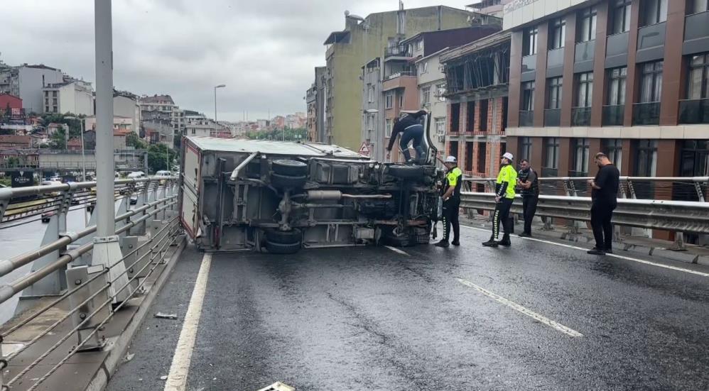 Bomonti- Dolmabahçe tüneli çıkışında bariyerlere çarpan kamyonet devrildi