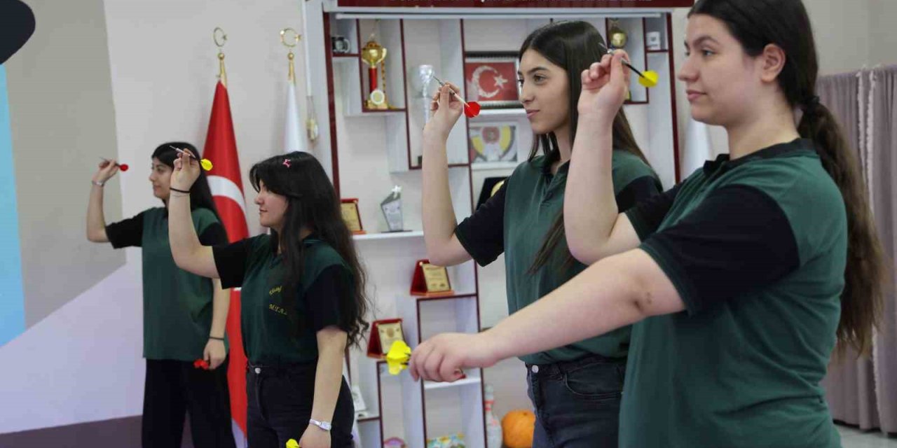 Elazığ’da genç kızların dart sporuna ilgisi artıyor