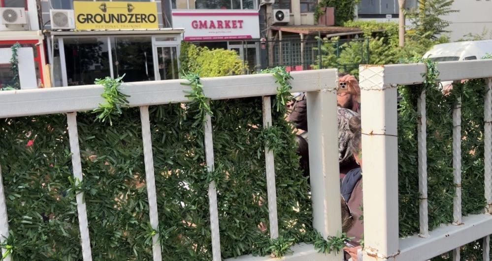 Ankara'daki bir lisede, sınava dakikalar kala öğrenciler okul bahçesine alınmayınca gerginlik yaşandı
