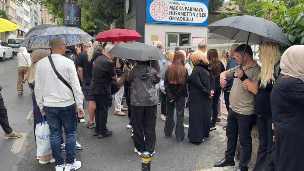 Okulu karıştıran öğrenci gözyaşlarına boğuldu