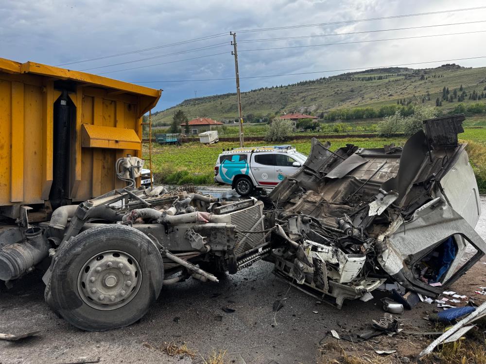 Kayseri'de hafriyat kamyonu ile lokomotif çarpıştı: 2 yaralı