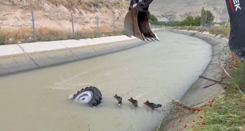 Malatya'da traktör kanala uçtu, sürücü son anda kurtuldu