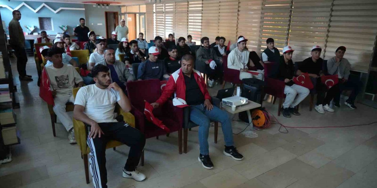 Muş’ta Türkiye-Avustralya maçı dev ekranda izlendi
