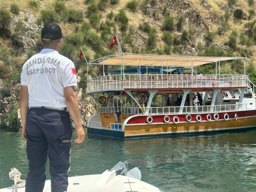 Sürüklenen teknedeki turistleri jandarma tahliye etti