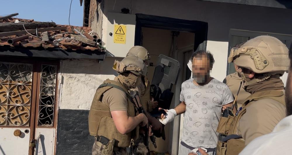 Özel harekat evi ablukaya aldı, yakalanınca "çalsaydınız açardım" dedi