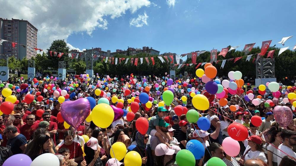 Beylikdüzü'nde kanseri yenen 9 yaşındaki Almira için binlerce balon gökyüzüne bırakıldı