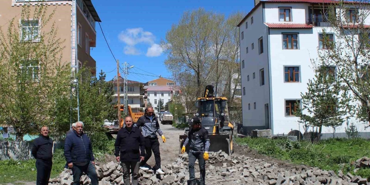 Hanak ilçesinde kilit parke çalışmaları başladı