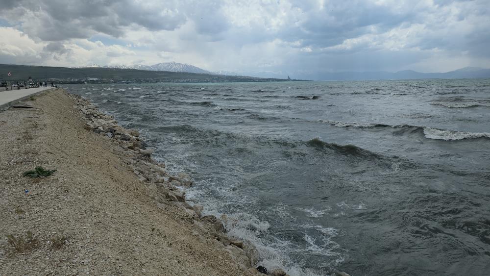 Dalgalar Van Gölü sahilini dövdü