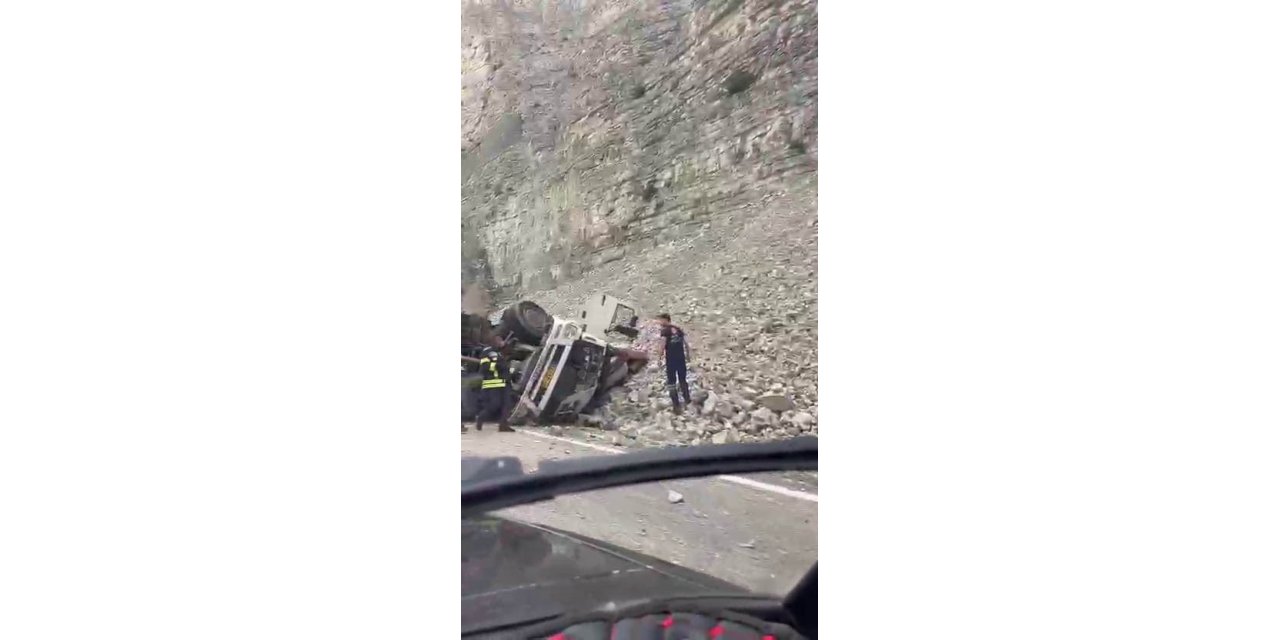 Erzurum’da feci kaza: Freni patlayan tırdan atlayan sürücü öldü, 2 kişi yaralandı