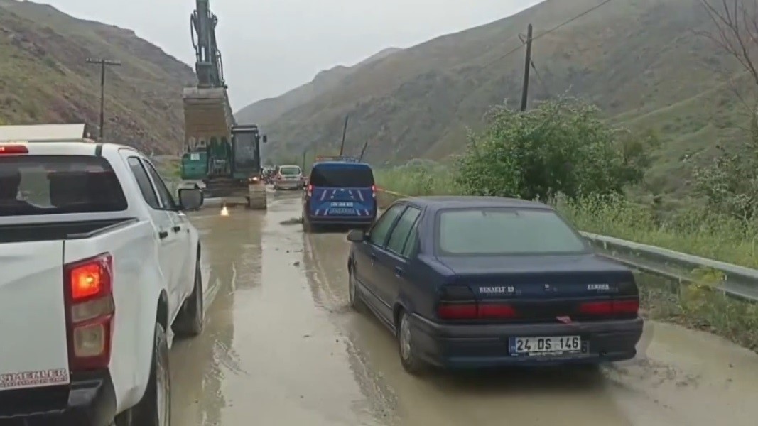 Selin kapattığı Erzincan-Kemah yolu yeniden ulaşıma açıldı