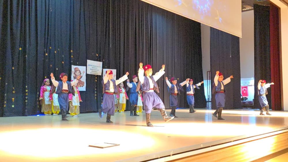 Miniklerin halk oyunları geceleri beğeni topladı