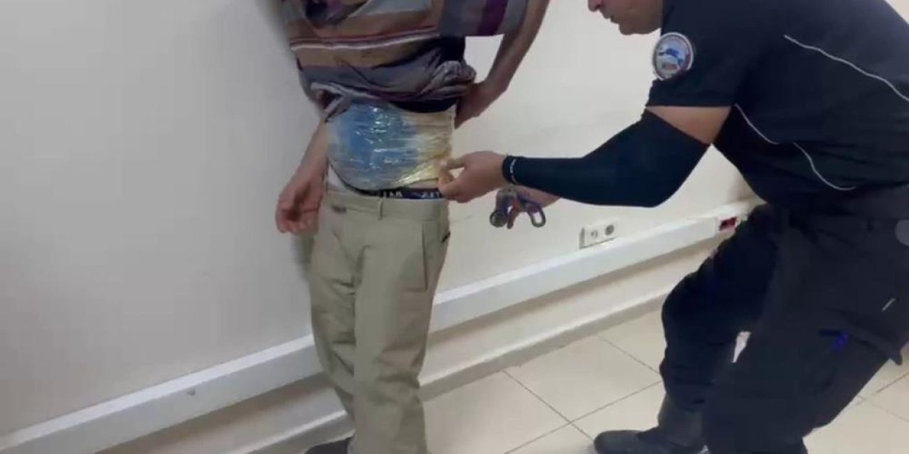 Uyuşturucuyu bantla beline ve bacaklarına saran zehir taciri hayrete düşürdü